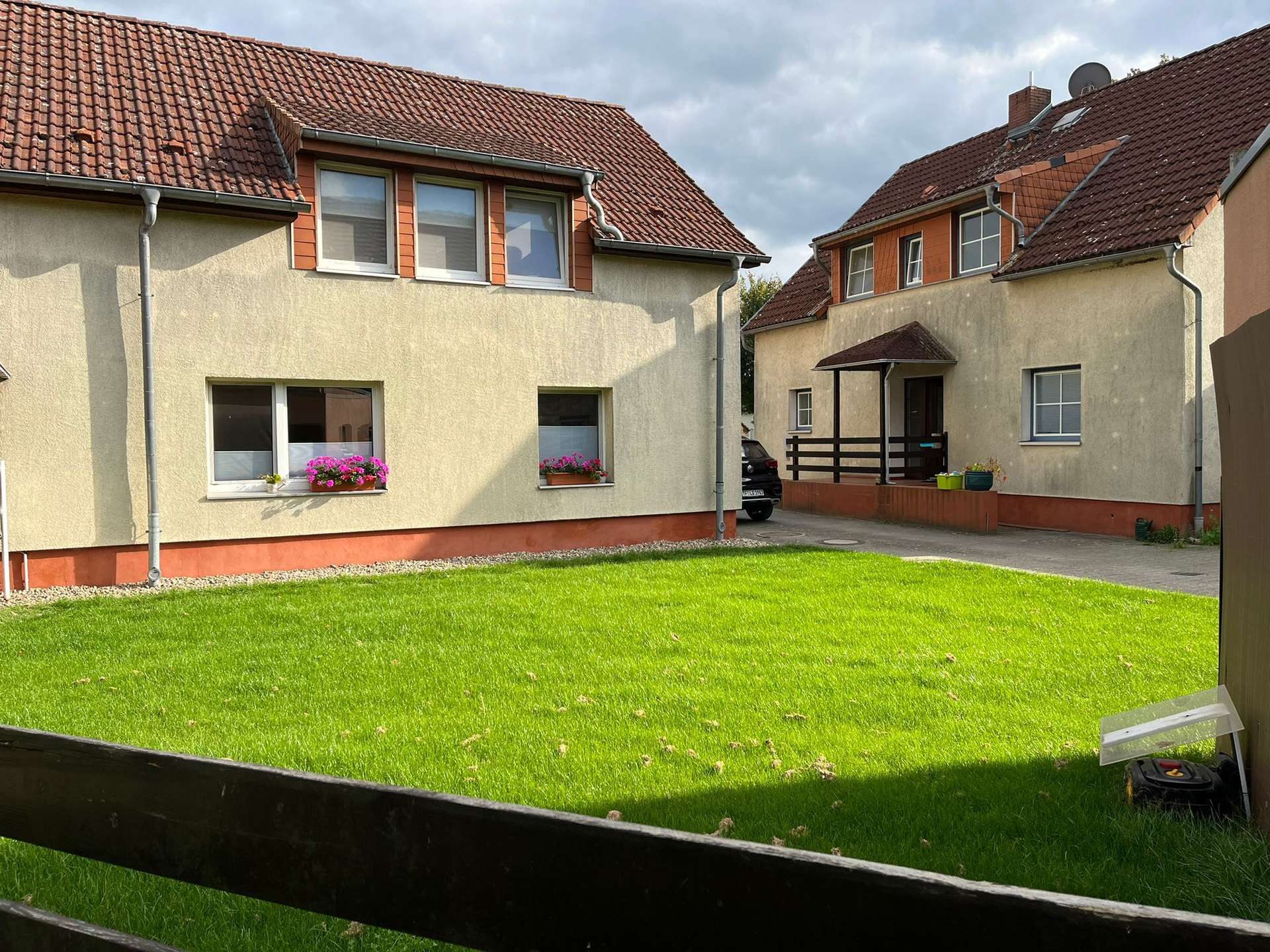 Neben-und-Hauptgebaeude-SZ293